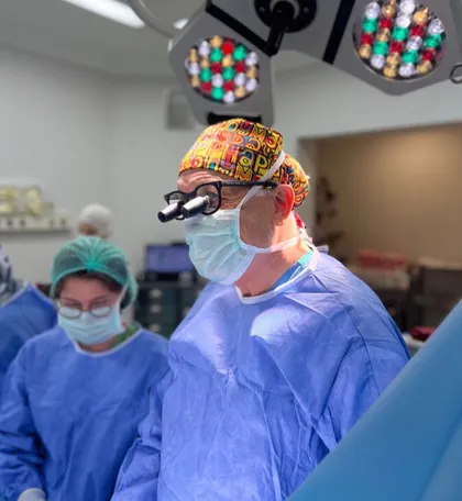 Prof. Dr. Mustafa Yüksel operating in surgical loupes at PektusKlinik in Istanbul
