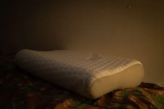 Pillow for pecus head posture