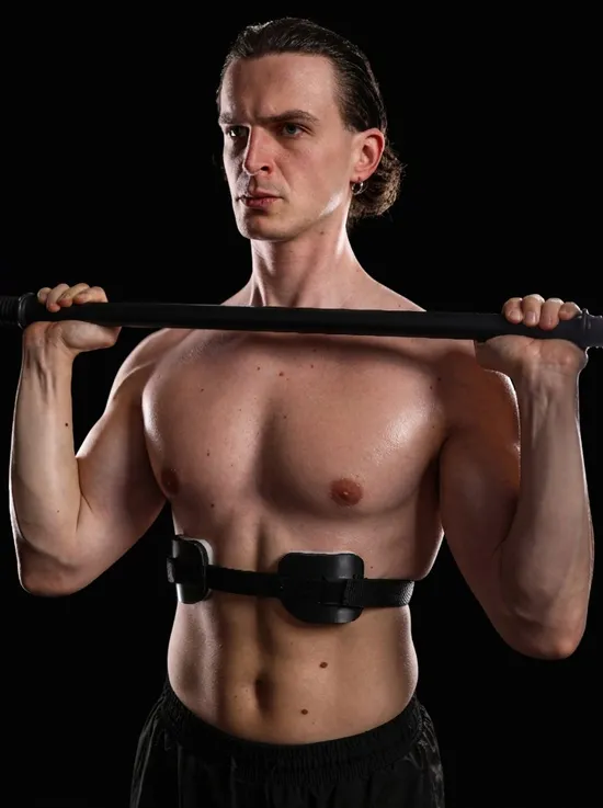 Lifting a barbell while wearing the slim-fit rib flare brace